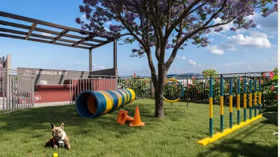 Pet place do Inspire Residence, com grama e obstáculos para os pets